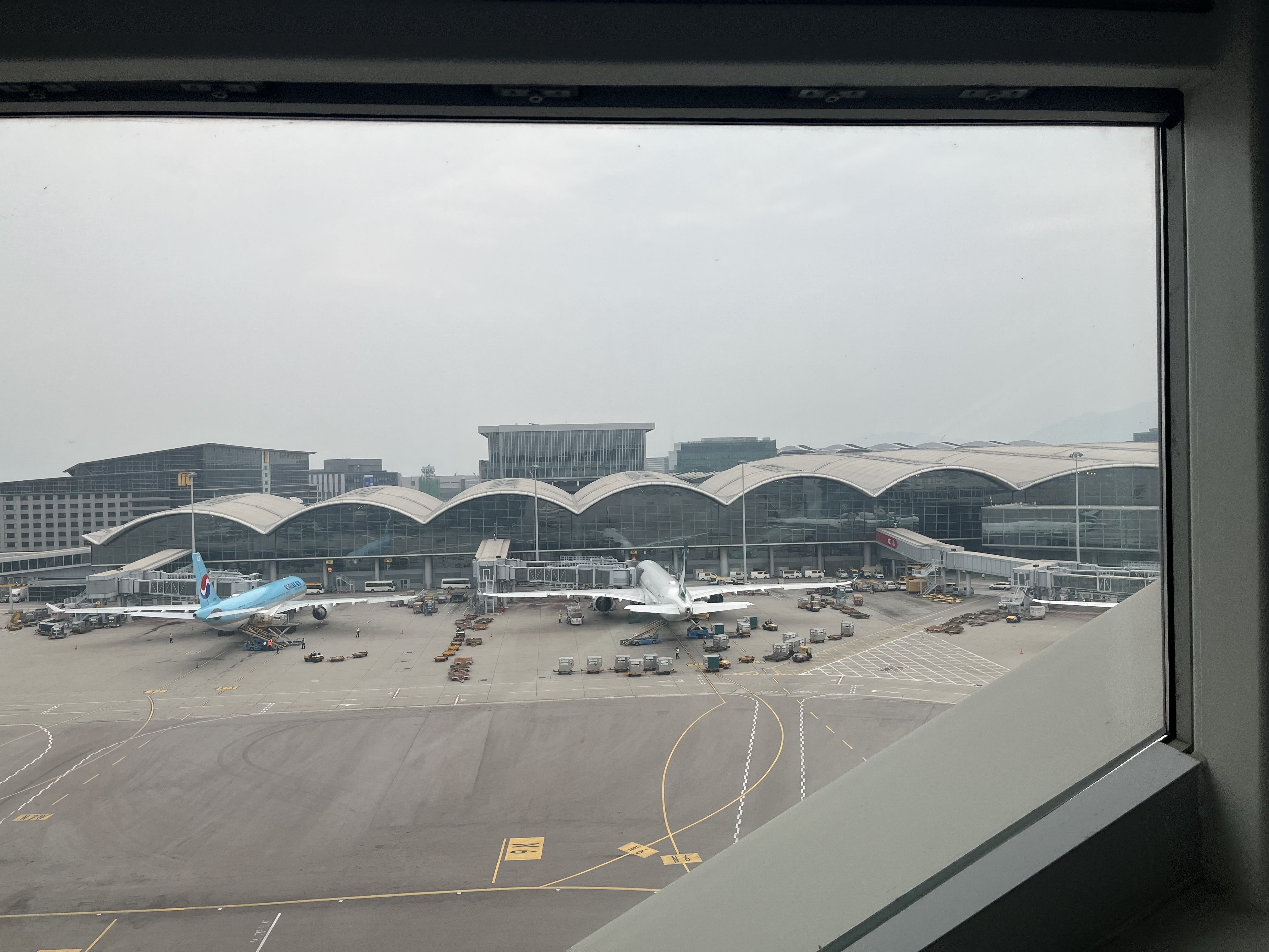 2025 年於香港機場天空廊道拍攝